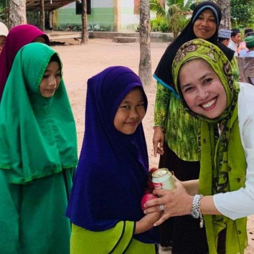 givelight-children-orphans-asia-cambodia-home-dian-alyan-fruit