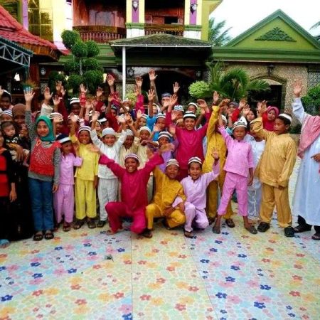 givelight-children-orphans-asia-cambodia-home-group-cheering-800x600 (1)