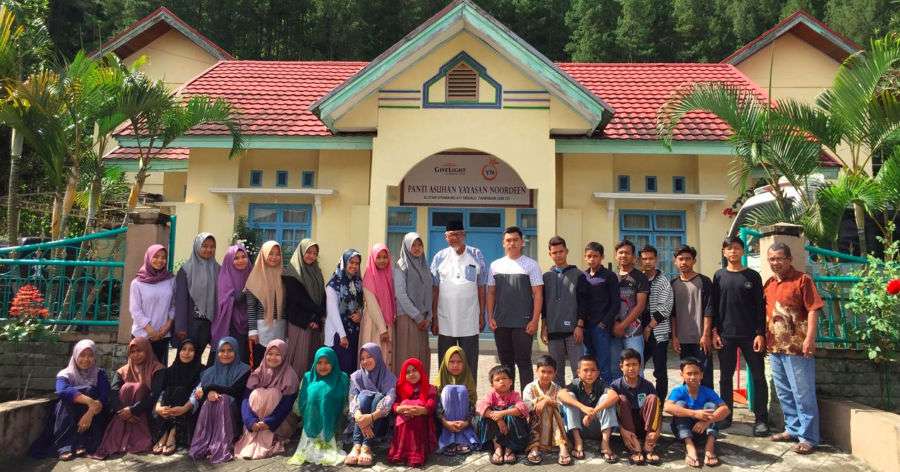 Group photo in front of givelight house